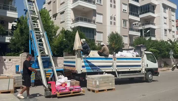 Liftli kamyonla palet indirme